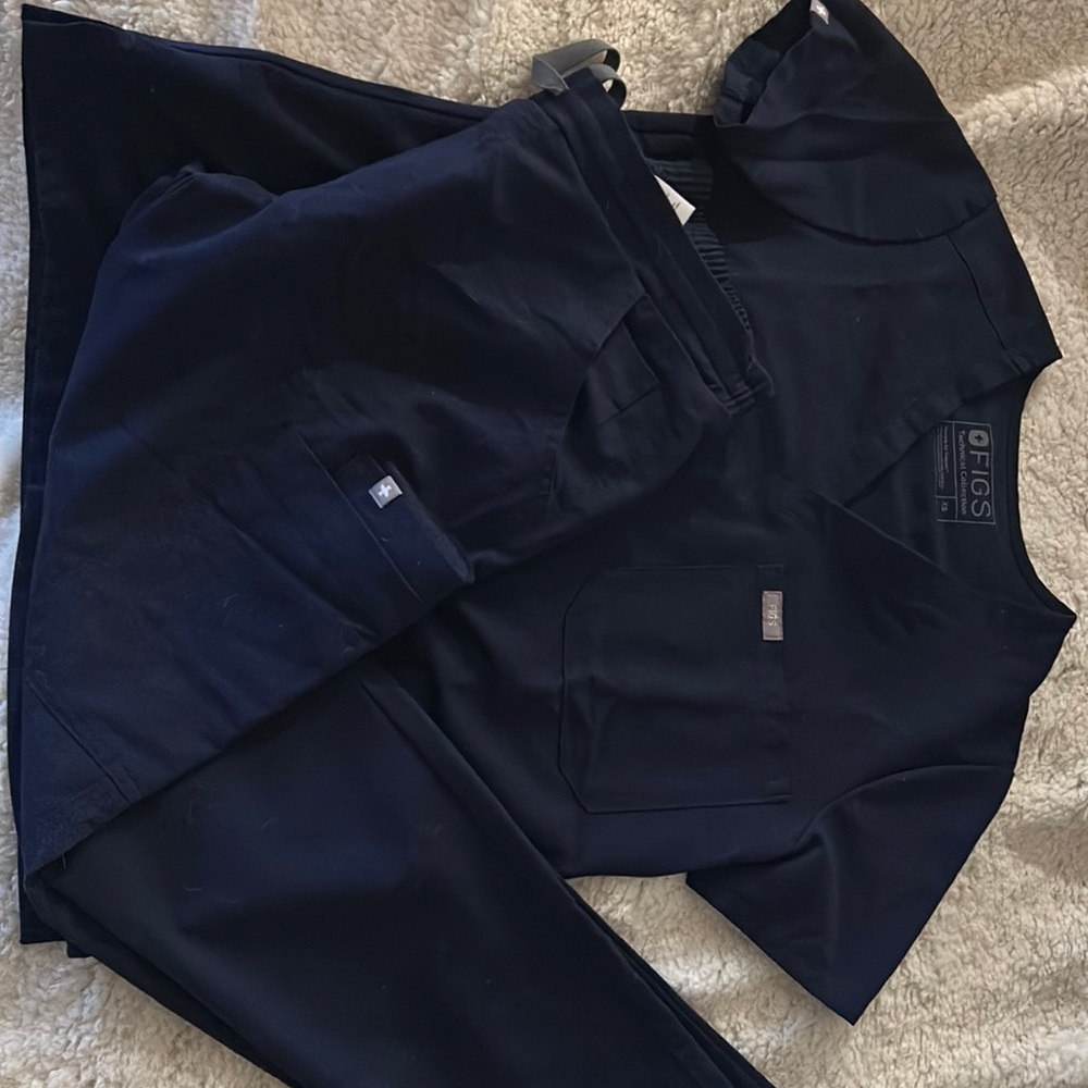 FIGS Catarina One pocket scrub top and FIGS XS Petite Yola scrub pants (Petite)